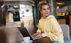 vrouw achter bureau