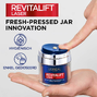 L'Oréal Paris Revitalift Laser Pressed Nachtcrème 50ML Model hand met potje