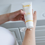 Boep Zonnecrème Sensitive SPF30 100ML Boep Zonnecrème Sensitive SPF30 hand model