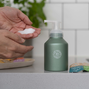 The green Lab Co. Starterset Handzeep Tabletten - Eucalyptus & Basilicum 1ST de 'forever' aluminium design fles met schuimpomp