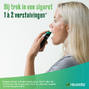 Nicorette Mint Mondspray 1ST Vrouw met blond haar die Nicorette Mondspray 1mg Mint gebruikt